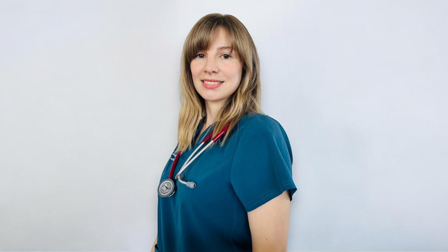 Dra. Estefanía Briones – Acupuntura, Flores de Bach y Fisiatría Veterinaria en Santiago